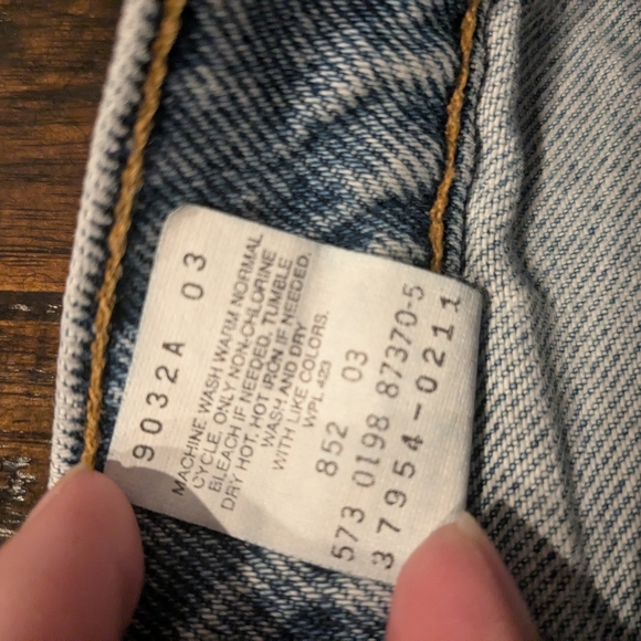 Vintage 90s High Waist Levi's Women's Blue Denim Shorts - Picture 6 of 6